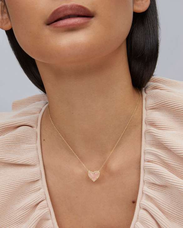 Ari Heart Gold Pendant Necklace in Rose Quartz